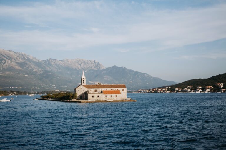 Église solitaire sur l'île au milieu d'un lac