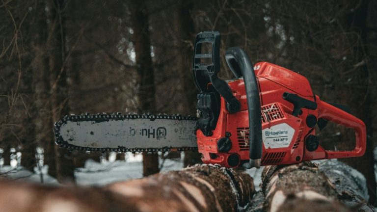 Bien régler le carburateur d’une tronçonneuse Husqvarna