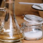 Désherbant au vinaigre blanc et au sel