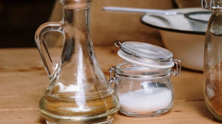 Désherbant au vinaigre blanc et au sel