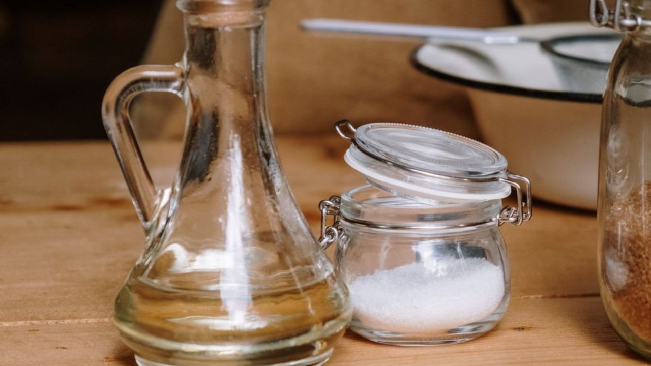 Désherbant au vinaigre blanc et au sel