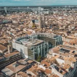 Vue aérienne d’un centre-ville et de ses bâtiments