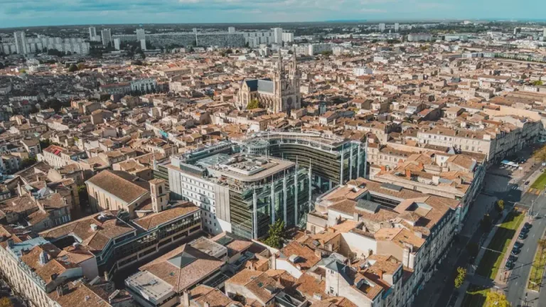 Vue aérienne d’un centre-ville et de ses bâtiments