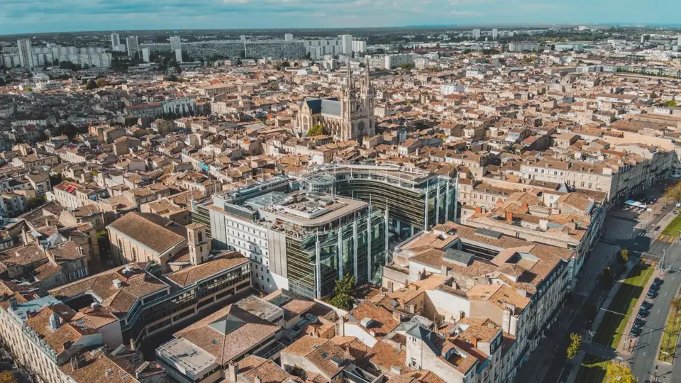 Vue aérienne d’un centre-ville et de ses bâtiments